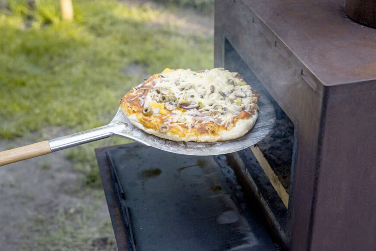 Buitenkachel met pizzaoven: De perfecte combinatie voor ultiem buitenplezier